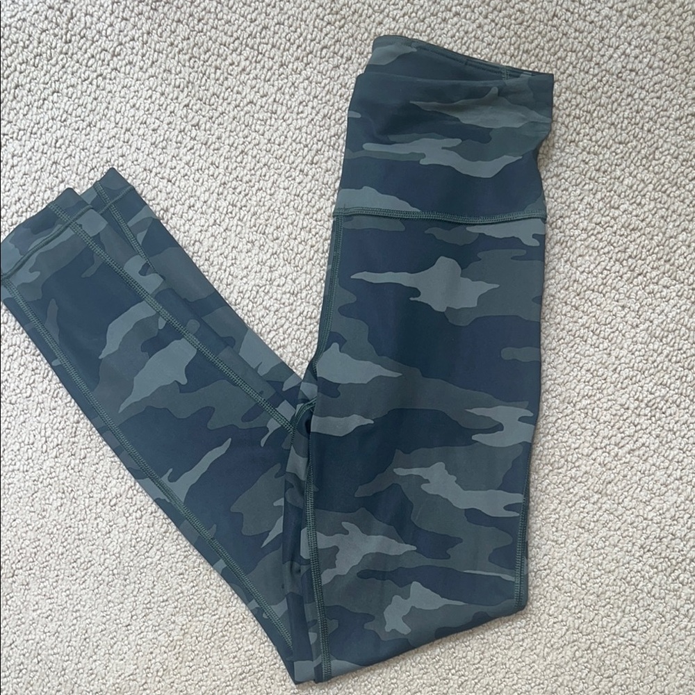 Athleta new without tags XSS Camo Leggings with Sleek Fit and Stretchy Fabric